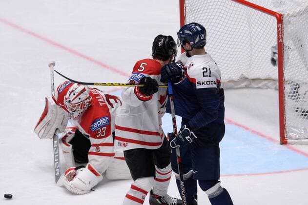 (160515) -- ST. PETERSBURG, May 14, 2016 -- Cam Talbot of Canada (L) catches the puck during during an IIHF Ice hockey Eishockey World Championship WM Weltmeisterschaft Group B preliminary round game between Canada and Slovakia in St. Petersburg, Russia, May 14, 2016. Canada won 5-0. ) (SP) RUSSIA-ST. PETERSBURG-ICE HOCKEY-CANADA VS SLOVAKIA PavelxBednyakov 