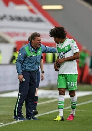 14.05.2016, Fussball 1.Bundesliga 2015 2016, 34.Spieltag, VfL Wolfsburg - VfB Stuttgart, in der Volkswagen Arena, Wolfsburg. v.l. Trainer Dieter Hecking (Wolfsburg) und Dante (Wolfsburg) 