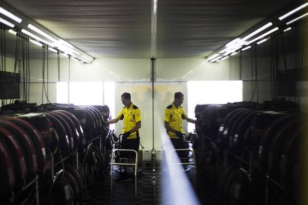 May 13rd, 14th and 15th, 2016 - Barcelona, Spain - Renault mechanic working on pirelli tyres during the Formula One Spanish Grand Prix at Circuit de Barcelona - Catalunya. Barcelona, May 13rd, 14th and 15th, 2016. (Photo: Xavi Bonilla Cordon Press)  xXavixBonillax xx