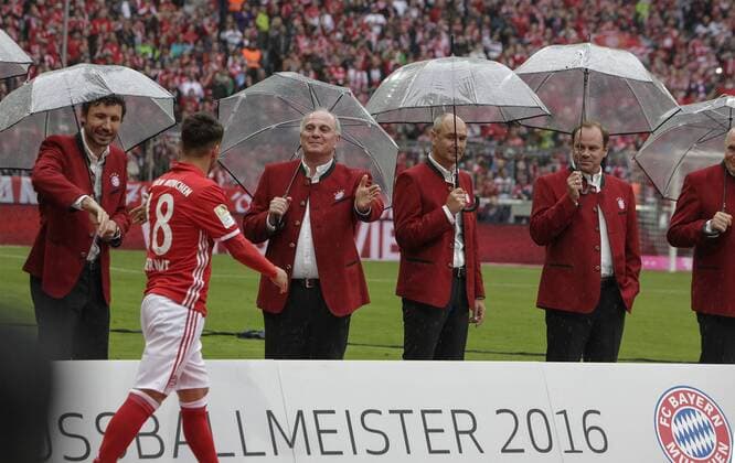 FC Bayern München - Hannover 96 3-1 v,l, Mark Bommel;Juan Bernat;Uli Hoeness;Raimund Aumann;Christian Nerlinger 25. Deutsche Meisterschaft in der Bundesliga