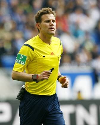 1899 Hoffenheim - FC Schalke 04 Felix BRYCH, DFB-Schiedsrichter, fifa-referee, Halbkörper, Einzelbild, hoch, Fußball, 1.BL Saison 2015 2016