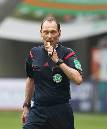 Schiedsrichter Florian Meyer pfeift heute sein letztes Bundesligaspiel, FC Augsburg vs. Hamburger SV, 34. Spieltag, 14.05.2016