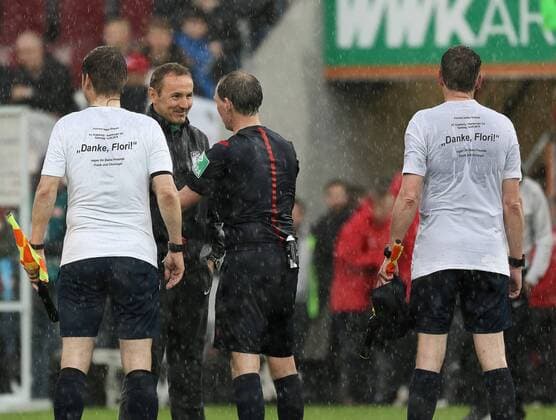 Schiedsrichter Florian Meyer pfeift heute sein letztes Bundesligaspiel, seine Assistenten Frank Willenborg und Christoph Bornhorst (re.) tragen ein Trikot mit den Spieldaten und Danke, Flori! Tobias Zellner (Co-Trainer FC Augsburg) Handschlag, FC Augsburg vs. Hamburger SV, 34. Spieltag, 14.05.2016