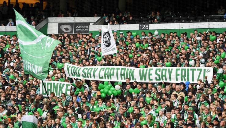 Fans von Werder Bremen bedanken sich mit einem Banner bei Kapitaen Clemens Fritz (SV Werder Bremen 8) am Stadion beim Fuï¬‚ball Bundesliga-Spiel zwischen dem SV Werder Bremen und Eintracht Frankfurt am 14.05.2016, Bremen Copyright: Schülerx xEibner-Pressefoto EP_jse