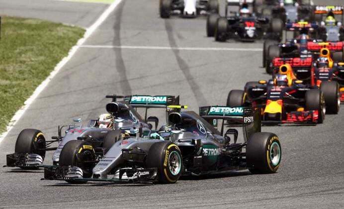 British Formula One driver Lewis Hamilton (L), of Mercedes, and teammate, German Nico Rosberg (R), at the start of the Spanish Formula One Grand Prix at the Barcelona-Catalunya circuit in Barcelona, northeastern Spain, on 15 May 2016. SPANISH GRAND PRIX !ACHTUNG: NUR REDAKTIONELLE NUTZUNG!  GRA192 20160515-635989193731609614