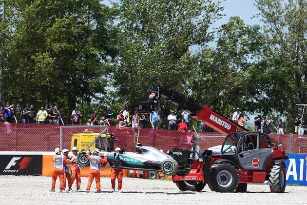 Formel 1, GP von Spanien, Unfall der beiden Mercedes in der ersten Runde Spanish Grand Prix, Barcelona 12 - 15 May 2016 15.05.2016 - Race, The Mercedes AMG F1 W07 Hybrid of race retiree Nico Rosberg (GER) Mercedes AMG F1 is craned away from the gravel trap at the start of the race. 