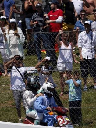 Formel 1, GP von Spanien, Unfall der beiden Mercedes in der ersten Runde German Formula One driver Nico Rosberg (L), of Mercedes, is transferred by byke after crashing with teammate, British Lewis Hamilton (unseen), at the start of the Spanish Formula One Grand Prix at the Barcelona-Catalunya circuit in Barcelona, northeastern Spain, on 15 May 2016. SPANISH GRAND PRIX !ACHTUNG: NUR REDAKTIONELLE NUTZUNG!  GRA192 20160515-635989224800941790