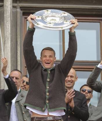 Manuel NEUER, FCB 1 FC BAYERN MUENCHEN feiert am Marienplatz auf dem Balkon des Rathaus Fussball 1. Bundesliga , Muenchen, am 15.05.2016, 34.Spieltag, Saison 2015 2016, 1.Liga, 1.Bundesliga,FCB