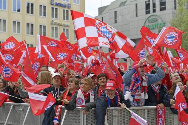15.05.2016, Fussball 1.Bundesliga 2015 2016, FC Bayern München feiert die 26.Deutsche Meisterschaft am Rathausbalkon in München. Bayernfans. 