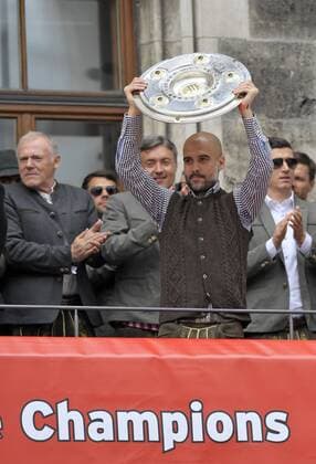 Bilder des Tages - SPORT 15.05.2016, Fussball 1.Bundesliga 2015 2016, FC Bayern München feiert die 26.Deutsche Meisterschaft am Rathausbalkon in München. Trainer Pep Guardiola (FC Bayern München) präsentiert die Meisterschale. 