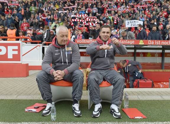 Fussball, Herren, Saison 2015 16, 2. Bundesliga (34. Spieltag), 1. FC Union Berlin - SC Freiburg, v. l. Trainer Andre Hofschneider (1. FC Union), Co-Trainer Sebastian Bönig (1. FC Union), auf der Bank, 15.05. 2016,