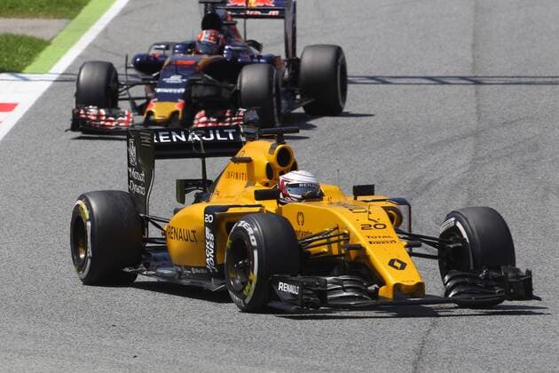 Spanish Grand Prix, Barcelona 12 - 15 May 2016 15.05.2016- Race 2, Kevin Magnussen (DEN) Renault F1 Team RS16 and Daniil Kvyat (RUS) Scuderia Toro Rosso STR11 