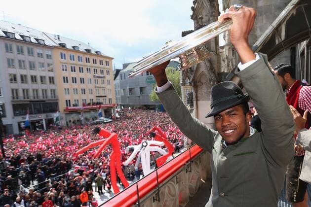 MUNICH, GERMANY - MAY 15: Douglas Costa of Bayern Muenchen celebrate winning the German Championship title on the town hall balcony at Marienplatz on May 15, 2016 in Munich, Germany. xpoolx Douglas Costa 