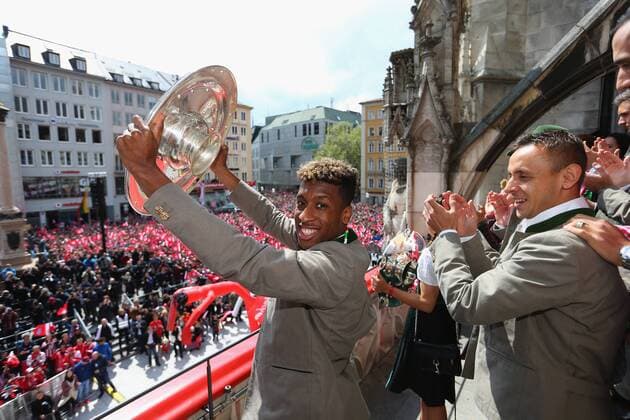 Kingsley COMAN, FCB 29 in bayerischer Tracht, Lederhose FC BAYERN MUENCHEN feiert am Marienplatz auf dem Balkon des Rathaus Fussball 1. Bundesliga , Muenchen, am 15.05.2016, 34.Spieltag, Saison 2015 2016, 1.Liga, 1.Bundesliga,FCB