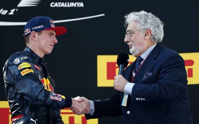 Formel 1, GP von Spanien, Sieger Max Verstappen Dutch Formula One driver Max Verstappen (L), Red Bull, celebrates his victory at the Spanish Formula One Grand Prix next to Spanish tenor Placido Domingo (R) at the Barcelona-Catalunya circuit in Barcelona, northeastern Spain, on 15 May 2016. Verstappen has become the youngest driver ever to win a Formula One GP race at the age of 18 years, 7 months and 15 days. SPANISH GRAND PRIX !ACHTUNG: NUR REDAKTIONELLE NUTZUNG!  20160515-635989312126955616