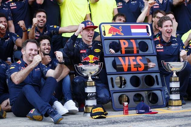 Formel 1, GP von Spanien, Sieger Max Verstappen Motorsports: FIA Formula One World Championship WM Weltmeisterschaft 2016, Race in Barcelona, Christian Horner (GBR, Infiniti Red Bull Racing), 3 Daniel Ricciardo (AUS, Red Bull Racing), 33 Max Verstappen (NDL, Red Bull Racing), xHOCHxZWEIx