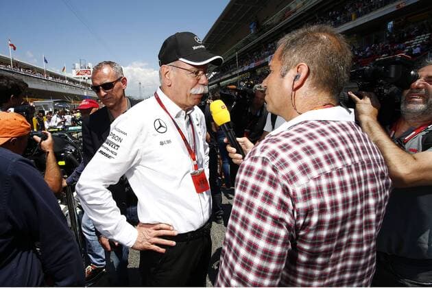 Formel 1, GP von Spanien, Dieter Zetsche vor dem Rennen Motorsports: FIA Formula One World Championship WM Weltmeisterschaft 2016, Race in Barcelona, Dr. Dieter Zetsche (Vorstandsvorsitzender der Daimler AG und Leiter Mercedes-Benz Cars), Kai Ebel (RTL) xHOCHxZWEIx