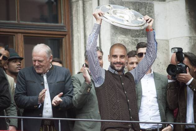 Fußball, Meisterfeier von Bayern München auf dem Rathausbalkon FC Bayern Meisterfeier auf dem Marienplatz München, 15.05.26 im Bild: Pep Guardiola