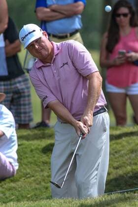 May 15, 2016: Chad Campbell chips to the green during the final round of THE PLAYERS Championship at TPC Sawgrass in Ponte Vedra Beach, Fl. (Photo by David Rosenblum Icon Sportswire) GOLF: MAY 15 PGA Golf Herren - THE PLAYERS Championship - Final Round Icon1605152881 EDITORIAL USE ONLY