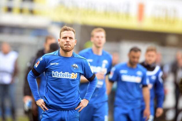 Marvin Bakalorz (SC Paderborn 07) enttaeuscht, frustriert, Emotion nach der Niederlage, Abstieg -- Fussball --- 2. Bundesliga --- SC Paderborn 07 vs 1. FC Nuernberg --- 15.05.2016 Paderborn Copyright: Sippel xEibner-Pressefoto EP_rsl