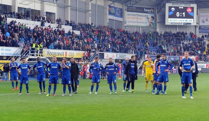 die Mannschaft, Team (SC Paderborn 07) enttaeuscht, frustriert, Emotion nach der Niederlage, Abstieg, Thomas Bertels (SC Paderborn 07) (R) -- Fussball --- 2. Bundesliga --- SC Paderborn 07 vs 1. FC Nuernberg --- 15.05.2016 Paderborn Copyright: Sippel xEibner-Pressefoto EP_rsl