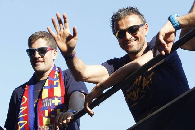 Fußball, FC Barcelona Meister-Korso durch die Innenstadt Barcelona s coach, Luis Enrique (R), and coach assistant, Robert Moreno (L), celebrate the team s Liga title on a bus as supporters cheer in Barcelona, Spain, on 15 May 2016. Barcelona FC won the 2015 2016 Spanish Liga followed by Real Madrid and Atletico de Madrid. BARCELONA FC CEBRATES LIGA TITLE !ACHTUNG: NUR REDAKTIONELLE NUTZUNG!  20160515-635989389708030488