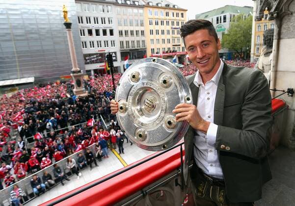 Fussball, 1. BL, 1. Bundesliga, Saison 2015 2016, Herren, Deutschland, 15.05.2016, Trainer Pep Guardiola, FC Bayern München, Deutscher Meister 2016, Meisterfeier am Rathaus Balkon, am Marienplatz, Robert Lewandowski, FC Bayern München, , mit Meisterschale,
