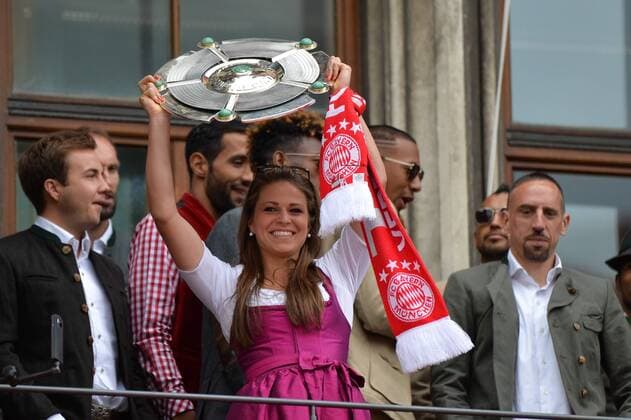 Melanie Leupolz (FC Bayern Muenchen, Melli Leupolz) mit der Meisterschale München, 15.05.2016 - Meisterfeier FC Bayern München auf dem Marienplatz, Meisterfeier FC Bayern München auf dem Marienplatz, xklx