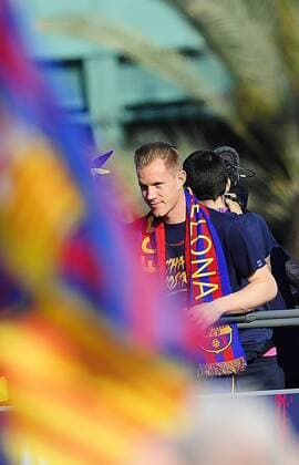 Fußball, Marc-Andre ter Stegen feiert mit FC Barcelona spanische Meisterschaft May 15, 2016 - Barcelona, Spain - Marc-Andr ter Stegen of F.C.Barcelona during the F.C.Barcelona Spanish League victory parade, March 15, 2016 in Barcelona, Spain. FC Barcelona Barca La Liga Trophy Celebration Parade  - ZUMAn230