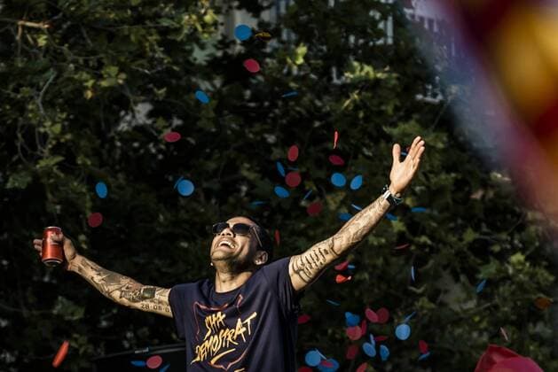 Fußball, FC Barcelona Meister-Korso durch die Innenstadt May 15, 2016 - Barcelona, Catalonia, Spain - FC Barcelona Barca s right back DANI ALVES during the FC Barcelona s open top bus victory parade after winning the 24th Spanish football league title in the club history Tens Of Thousands Attend Parade To Celebrate FC Barcelona s 24th League Title - ZUMAo105