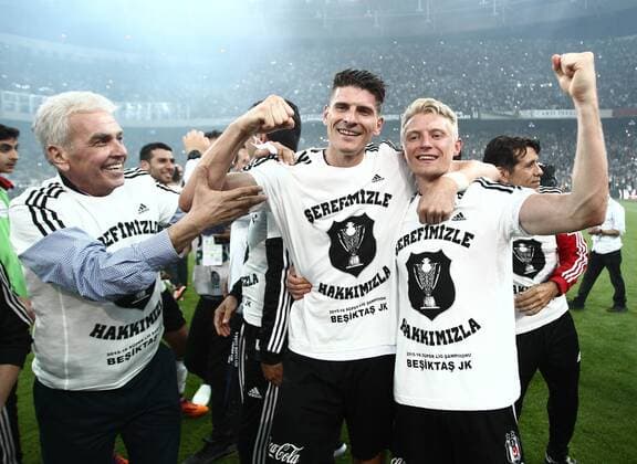 Themen der Woche - Sport Bilder des Tages - Sport Fußball, Mario Gomez feiert mit Besiktas türkische Meisterschaft Turkey superlig match between Besiktas and Osmanlispor at Vodafone Arena in Istanbul , Turkey on May 15 , 2016. Final Score: Besiktas 3 - Osmanlispor 1 Pictured: Besiktas players celebrate their 2015-2016 champion title after winning the Turkish Super Toto league football match between Besiktas and Osmanlispor at the Vodafone arena Stadium in Istanbul on May 15, 2016. ( Mario Gomez (L) , Andreas Beck (R) ) 