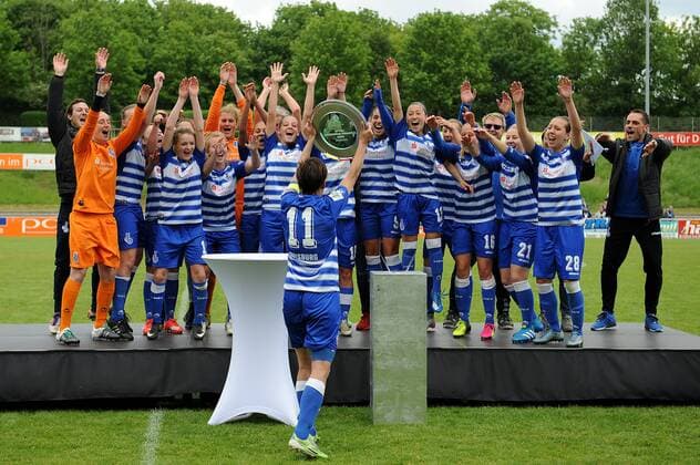 Spielfuehrerin Linda Bresonik ( MSV Duisburg ) praesentiert dem Team den Meisterteller der zweiten Frauenfussball Bundesliga Staffel Nord. 15.05.2016 --- Fussball --- 2. Bundesliga --- MSV Duisburg vs Herforder SV Duisburg Copyright: Thienelx Eibner-Pressefoto EP_ttl