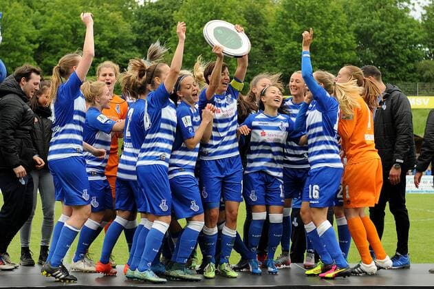 Spielfuehrerin Linda Bresonik praesentiert mit Meike Kaemper, Alice Hellfeier, Sofia Nati Danica Joelle Wu, Stefanie Weichelt, Julia Debitzki, Lara Hess, Rahel Kiwic, Zsofia Racz, Anna-Sophie Fliege, Merav Shamir, Isabel Schenk, Madeline Gier, Lee Sima Falkon, Sandra Betschart, Nicole Munzert, Selina Maria Boveleth, Juelide Mirvan, Kathleen Radtke, Trainerin Inka Grings, Torwart Trainer Andreas Kontra und Maskottchen Ennatz ( alle MSV Duisburg ) den Meisterteller der zweiten Frauenfussball Bundesliga Staffel Nord. 15.05.2016 --- Fussball --- 2. Bundesliga --- MSV Duisburg vs Herforder SV Duisburg Copyright: Thienelx Eibner-Pressefoto EP_ttl