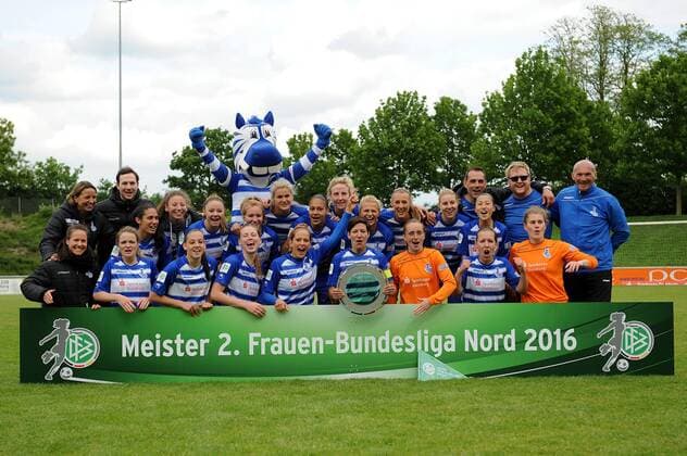 Spielfuehrerin Linda Bresonik praesentiert mit Meike Kaemper, Alice Hellfeier, Sofia Nati Danica Joelle Wu, Stefanie Weichelt, Julia Debitzki, Lara Hess, Rahel Kiwic, Zsofia Racz, Anna-Sophie Fliege, Merav Shamir, Isabel Schenk, Madeline Gier, Lee Sima Falkon, Sandra Betschart, Nicole Munzert, Selina Maria Boveleth, Juelide Mirvan, Kathleen Radtke, Trainerin Inka Grings, Torwart Trainer Andreas Kontra und Maskottchen Ennatz ( alle MSV Duisburg ) den Meisterteller der zweiten Frauenfussball Bundesliga Staffel Nord. 15.05.2016 --- Fussball --- 2. Bundesliga --- MSV Duisburg vs Herforder SV Duisburg Copyright: Thienelx Eibner-Pressefoto EP_ttl