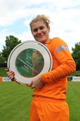 Torhueterin Merav Shamir ( MSV Duisburg ) praesentiert den Meisterteller der zweiten Frauenfussball Bundesliga Staffel Nord. 15.05.2016 --- Fussball --- 2. Bundesliga --- MSV Duisburg vs Herforder SV Duisburg Copyright: Thienelx Eibner-Pressefoto EP_ttl
