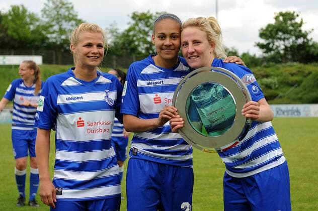 V.l.n.r. Nicole Munzert, Lara Hess und Julia Debitzki ( alle MSV Duisburg ) praesentieren den Meisterteller der zweiten Frauenfussball Bundesliga Staffel Nord. 15.05.2016 --- Fussball --- 2. Bundesliga --- MSV Duisburg vs Herforder SV Duisburg Copyright: Thienelx Eibner-Pressefoto EP_ttl