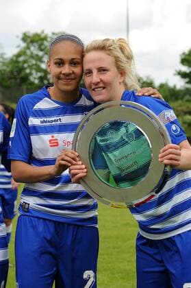 V.l.n.r. Lara Hess und Julia Debitzki ( beide MSV Duisburg ) praesentieren den Meisterteller der zweiten Frauenfussball Bundesliga Staffel Nord. 15.05.2016 --- Fussball --- 2. Bundesliga --- MSV Duisburg vs Herforder SV Duisburg Copyright: Thienelx Eibner-Pressefoto EP_ttl