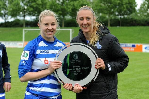 V.l.n.r. Selina Maria Boveleth und Anna-Sophie Fliege ( beide MSV Duisburg ) praesentieren den Meisterteller der zweiten Frauenfussball Bundesliga Staffel Nord. 15.05.2016 --- Fussball --- 2. Bundesliga --- MSV Duisburg vs Herforder SV Duisburg Copyright: Thienelx Eibner-Pressefoto EP_ttl