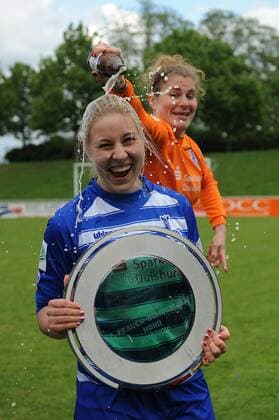 V.l.n.r. Selina Maria Boveleth wird von Torhueterin Merav Shamir ( beide MSV Duisburg ) mit Herforder Bier bespritzt. 15.05.2016 --- Fussball --- 2. Bundesliga --- MSV Duisburg vs Herforder SV Duisburg Copyright: Thienelx Eibner-Pressefoto EP_ttl