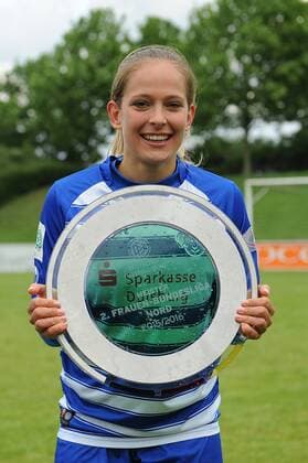 Sandra Betschart ( MSV Duisburg ) praesentiert den Meisterteller der zweiten Frauenfussball Bundesliga Staffel Nord. 15.05.2016 --- Fussball --- 2. Bundesliga --- MSV Duisburg vs Herforder SV Duisburg Copyright: Thienelx Eibner-Pressefoto EP_ttl