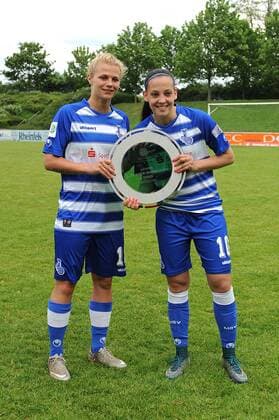 V.l.n.r. Nicole Munzert und Sofia Nati ( beide MSV Duisburg ) praesentieren den Meisterteller der zweiten Frauenfussball Bundesliga Staffel Nord. 15.05.2016 --- Fussball --- 2. Bundesliga --- MSV Duisburg vs Herforder SV Duisburg Copyright: Thienelx Eibner-Pressefoto EP_ttl