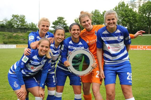 V.l.n.r. Sandra Betschart, Nicole Munzert, Danica Joelle Wu, Lee Sima Falkon, Torhueterin Merav Shamir und Rahel Kiwic ( alle MSV Duisburg ) praesentieren den Meisterteller der zweiten Frauenfussball Bundesliga Staffel Nord mit einer Bierdusche. 15.05.2016 --- Fussball --- 2. Bundesliga --- MSV Duisburg vs Herforder SV Duisburg Copyright: Thienelx Eibner-Pressefoto EP_ttl