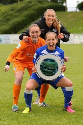 V.l.n.r. Torhueterin Meike Kaemper, Anna.Sophie Fliege und Sandra Betschart ( alle MSV Duisburg ) feiern ausgelassen den Gewinn der Meisterschaft der zweiten Frauenfussball Bundesliga Staffel Nord. 15.05.2016 --- Fussball --- 2. Bundesliga --- MSV Duisburg vs Herforder SV Duisburg Copyright: Thienelx Eibner-Pressefoto EP_ttl