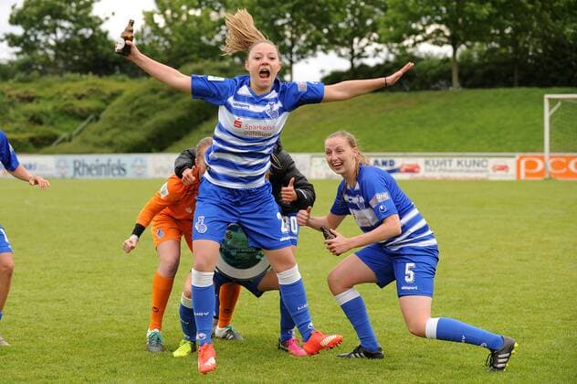 V.l.n.r. Torhueterin Meike Kaemper, Anna.Sophie Fliege, Sandra Betschart, Alice Hellfeier und Isabel Schenk ( alle MSV Duisburg ) feiern ausgelassen den Gewinn der Meisterschaft der zweiten Frauenfussball Bundesliga Staffel Nord. 15.05.2016 --- Fussball --- 2. Bundesliga --- MSV Duisburg vs Herforder SV Duisburg Copyright: Thienelx Eibner-Pressefoto EP_ttl