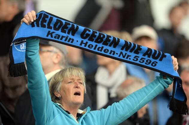 Fußball, 2. BL, SC Paderborn steigt ab Zuschauerin, Fan mit Logo, SCP, Helden geben nie auf -- Fussball --- 2. Bundesliga --- SC Paderborn 07 vs 1. FC Nuernberg --- 15.05.2016 Paderborn Copyright: Sippel xEibner-Pressefoto EP_rsl