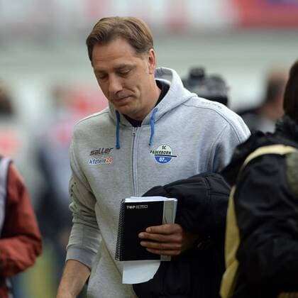 Fußball, 2. BL, SC Paderborn steigt ab enttaeuscht, frustriert, Emotion, Rene Mueller (Trainer SC Paderborn 07) -- Fussball --- 2. Bundesliga --- SC Paderborn 07 vs 1. FC Nuernberg --- 15.05.2016 Paderborn Copyright: Sippel xEibner-Pressefoto EP_rsl