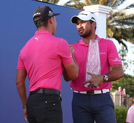 Golf, PGA, Jason Day gewinnt in Ponte Vedra Beach May 15, 2016 - Ponte Vedra Beach, Florida, United States - Jason Day (R) shakes hands with Rickie Fowler after the final round of The PLAYERS Championship at TPC Sawgrass. Golf 2016 - The PLAYERS Championship - Final Round - ZUMAw109