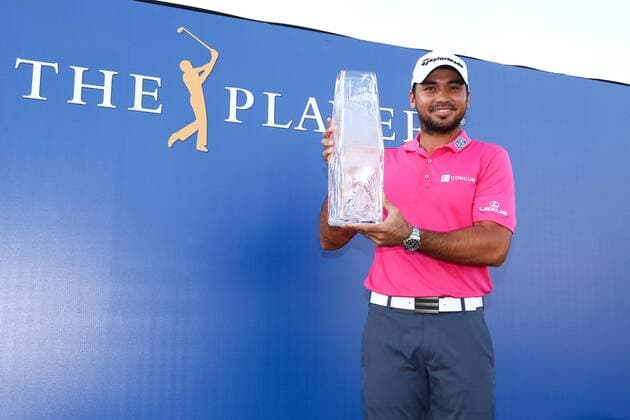 Golf, PGA, Jason Day gewinnt in Ponte Vedra Beach May 15, 2016 - Ponte Vedra Beach, Florida, United States - Jason Day holds the trophy after winning The PLAYERS Championship at TPC Sawgrass. Golf 2016 - The PLAYERS Championship - Final Round - ZUMAw109