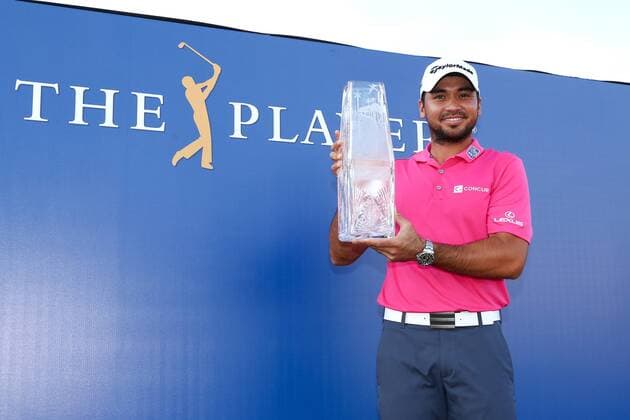Golf, PGA, Jason Day gewinnt in Ponte Vedra Beach May 15, 2016 - Ponte Vedra Beach, Florida, United States - Jason Day holds the trophy after winning The PLAYERS Championship at TPC Sawgrass. Golf 2016 - The PLAYERS Championship - Final Round - ZUMAw109