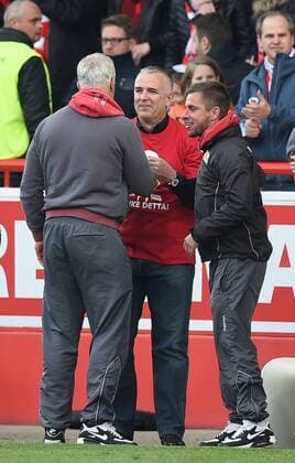 Fussball, Herren, Saison 2015 16, 2. Bundesliga (34. Spieltag), 1. FC Union Berlin - SC Freiburg 2:1, v. l. Trainer Andre Hofschneider (1. FC Union), Präsident Dirk Zingler (1. FC Union), Co-Trainer Sebastian Bönig (1. FC Union), Jubel nach dem Abpfiff, 15.05. 2016,